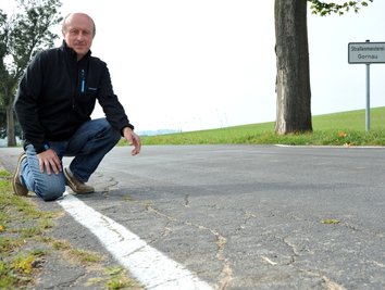 Der Lippersdorfer Ortsvorsteher Steffen Müller an dem rund 80 Meter langen, sanierungsbedürftigen Abschnitt der Straße zwischen Lippersdorf und Niedersaida. Die Decke soll dieses Jahr erneuert werden.
