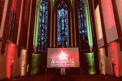 Musikproduzent Nico Wieditz präsentiert die Show "Starlights Live" am Mittwoch in Grünlichtenberg. 