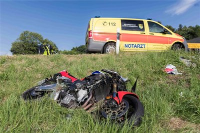 Erst wurden zwei Motorradfahrer schwer verletzt. Als Feuerwehrleute zum Einsatz kommen, ereignet sich ein weiterer Unfall.