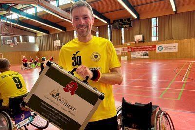 Patrick Tanz ist der Abteilungsleiter der Rollstuhlbasketballer im ESV Zschorlau. Jetzt gab es nicht nur sieben neue Sportgeräte, sondern auch einen neuen Sanitätskoffer.