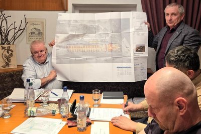 Ortsvorsteher Andreas Oberlein und Bürgermeister Axel Markert mit dem Plan für den Speicher.