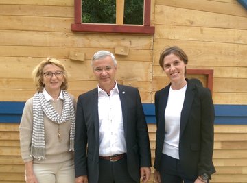 Nehmen Kurs auf Richtung Veränderung (von links): die scheidende Verbands-Geschäftsführerin Mariechen Bang, Verbandsvorsitzender und Landrat Rolf Keil (CDU) und die neue Geschäftsführerin Elisabeth Blüml. 