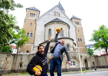 Oberligaspieler Tobias Thoß und Pfarrer Andreas Vödisch (rechts) wollen an der Plauener Markuskirche einen Basketballplatz als Begegnungsstätte schaffen. 