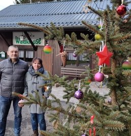 Der Aufruf zum Schmücken eines Weihnachtsbaumes an der Waldklause hat einen hoffnungsvollen Punkt im Grenzland geschaffen. Gabi Haas und Hendrik Rost vor der Tanne. 