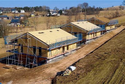 Die Ferienhäuser entstehen auf dem Reicheltberg. Die Rohbauten sind fertig, sodass bald im Haus weitergearbeitet werden kann.