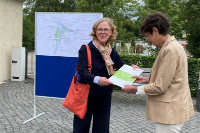 Der Umbau von Göltzsch und Wernesbach kann beginnen: Regina Kraushaar, Präsidentin der Landesdirektion Sachsen (links), überreicht Bürgermeisterin Kerstin Schöniger die Förderzugsage über 831.000 Euro.