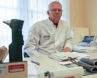 Hat seine letzte Sprechstunde gehalten: Dr. Lienhard Haufe in seiner Praxis in Sosa.