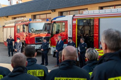 Seit Jahresbeginn haben die Einsatzkräfte ein neues Löschfahrzeug (r.), das zum Tag der offenen Tür präsentiert wird.