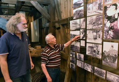 Zusammen mit Vereinschef Andreas Benthin (l.) schaut sich Gottfried Porstmann Fotos aus der Vereinsgeschichte an.