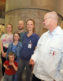 Werkleiter Dr. Ulfert Rott (rechts) im Gespräch mit Carolin Osthaar, Leiterin der Papiermaschine (2.v.r.) und ihrer Familie.