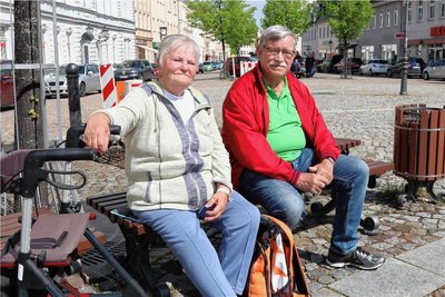 Waltraut Otto und Klaus Kumpf lieben den Werdauer Markt. Sie sind gern dort, um Bekannte zu treffen, doch sie wünschen sich ein Café, in dem sie es sich gemütlich machen können.