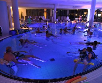 Badegäste schweben im Salzwasser der Soletherme in Bad Elster. Der Besuch wird demnächst deutlich teurer. Die Drei-Stunden-Karte für die Soletherme kostet künftig 22 Euro (bislang 17,50 Euro). 
