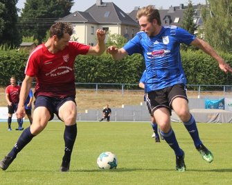 Der Großwaltersdorfer Thomas Richter (l.), hier im Duell mit Carl Louis Altmann, stellte mit seinem Tor die Weichen zum Sieg.