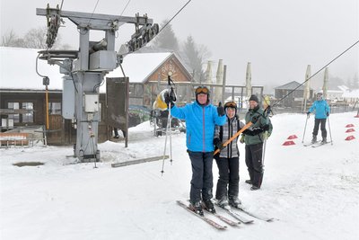 Martina Eisner und Lothar Petzold aus Geising hatten sich im Januar 2022 Holzhau zum Skifahren ausgesucht, sie waren damals vom präparierten Hang begeistert.