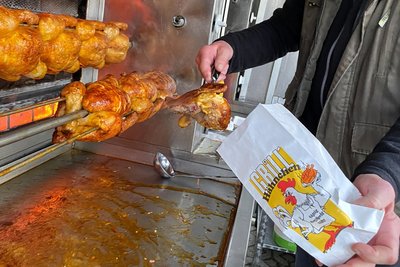 Ab in die Tüte. Zum Broiler gibt‘s bei Pöhlmann meist noch Semmeln vom Kunze-Bäck in Ebersbrunn. Manch einer schwört auch auf die ebenfalls angebotenen Bratwürste vom Grill.