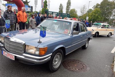 Stilecht mit Familienwappen: Albrecht von Beckedorff aus Holzhammer in seinem Mercedes 280 SE, Baujahr 1976.