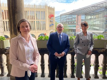 OB Schulze mit der stellvertetenden Vorsitzenden des Aufsichtsrats Micaela Schönherr (rechts) und Almut Patt, Vertreterin des Stadtrats im Aufsichtsrat. 