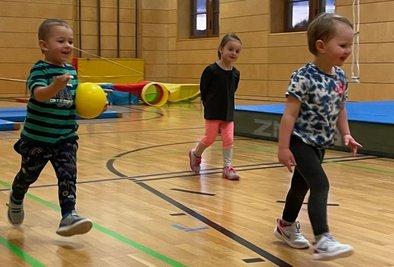 Beim Kindertraining des FSV Reichenbach lernen schon die ganz Kleinen, wie man einen Ball richtig wirft. 