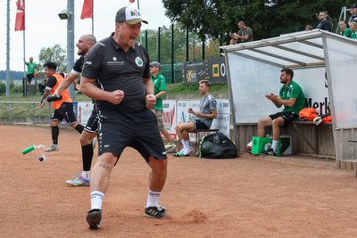 Die Oelsnitzer Bank, allen voran Kenny Häußler (Trainer des SV Merkur Oelsnitz), bejubelt das 1:0 durch Lennox Loris Berger.
