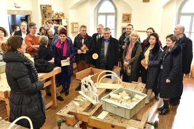 Blick in die Holzwerkstatt der Volkskunstschule in Oederan: Mitglieder einer internationalen Tagung zu kultureller Bildung von Kindern und Jugendlichen haben sich gestern auch in der Region umgeschaut und sich über verschiedene Bildungsprojekte informiert.