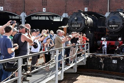 30. Heizhausfest in Chemnitz-Hilbersdorf. Schon zum Frühstart herrscht am Freitag Hochbetrieb. Die Drehscheibe ist von Fotografen besetzt.
