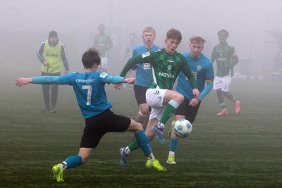 Stochern im Nebel: Statt Punktspiel bestritten die CFC-Junioren um Kapitän Josua von Baer (rechts) in Bremen nur ein Testspiel.