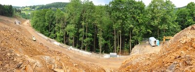 42.000 Kubikmeter Felsgestein werden in beiden Bauabschnitten entlang der B 171 abgetragen. Die Straße wird verbreitert und führt künftig dreispurig am Bahnhofsberg entlang.