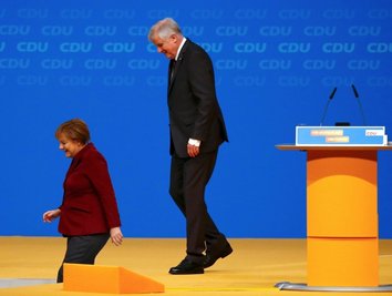 Abgang ohne große Geste: Bundeskanzlerin und CDU-Chefin Angela Merkel begleitete den CSU-Vorsitzenden und bayerischen Ministerpräsidenten Horst Seehofer zum Ausgang.