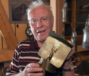 Gottfried Porstmann ist mit 93 Jahren ältester und vor allem einziger Bergmann, der dem Verein VII. Lichtloch in Halsbrücke die Treue hält. Jetzt hatte er das 14. Kumpeltreffen alter Kollegen am Vorabend des Tag des Bergmanns organisiert. Klar, dass er sich mit altem Geleucht gut auskennt.