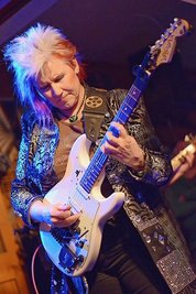 Jennifer Batten bei einem früheren Bergkeller-Gig.
