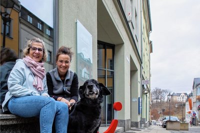 Das Mutter-Tochter-Gespann, Roswitha und Anja Sendig, mit Hund Elvis vor den neuen Räumlichkeiten im Oberen Steinweg.
