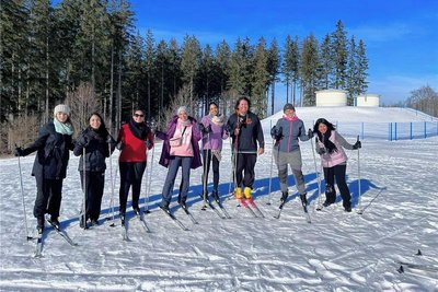 Ägyptische Studentinnen haben in Eibenstock beim Skifahren erste Erfahrungen mit richtigem Schnee gemacht. Sie kamen auf Einladung des Erzgebirgers Alexander Hodeck (dritter von rechts). 