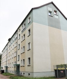In diesen Block in Falkenau befindet sich eine der acht städtischen Wohnungen, die verkauft werden sollen. 