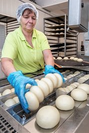 Petra Uthe, die gerade Bio-Hefeklöße verpackt, gehört zu den noch fünf verbliebenen Beschäftigten in Münzners Knödelproduktion in Reitzenhain. 