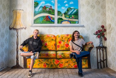 Sinnestäuschung: Dean Seidenglanz (l.) und Anton Steinbach vor dem Graffiti-Kunstwerk eines DDR-Wohnzimmers.