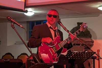 Henning Olschowsky ist musikalischer Kopf der Pfarrerband.