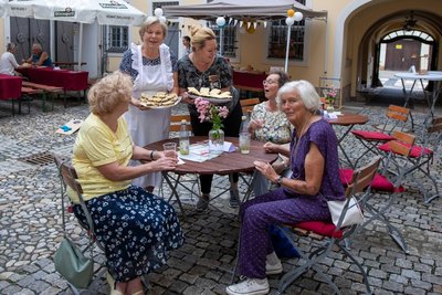 Tolles Flair in den Innenhöfen: Isolde Jagotzky, Angelika Hoyer vom Förderverein, Museumsmitarbeiterin Frances Gottschalk, Birgit Reuter und Siglinde Thomas begutachten den Kuchen.