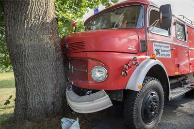 Ein Feuerwehrauto ist bei der Anfahrt zum Unfallort gegen einen Baum gefahren.