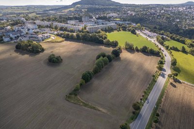 An der B 95 zwischen Wiesa und Annaberg-Buchholz soll links ein Solarpark entstehen.