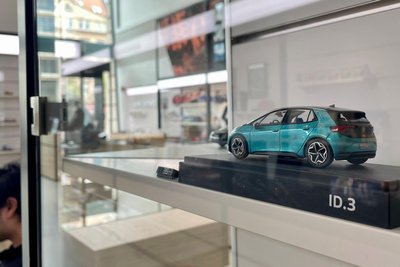 Im Souvenirshop findet man ihn dann: Der Volkswagen ID.3, noch produziert in Zwickau.