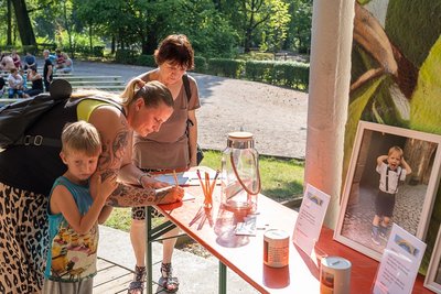 Auf Zettel konnten die Besucher Botschaften für die Familie schreiben, Zeilen die aufbauen oder Erinnerungen an Louis.