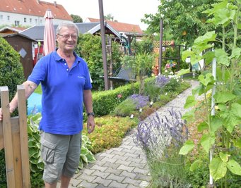 Vereinschef Frank Fischer in seinem Garten am Forstweg in Freiberg. 