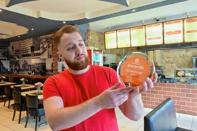 Der Geschäftsleiter Zeki Özka hat den Lieferando-Award für das beste Restaurant in Chemnitz normalerweise direkt auf dem Tresen stehen. So können es die Kunden sofort sehen und sich mit ihm darüber freuen. Der Inhaber ist sehr stolz auf den Preis und hat aber auch schon neue Ziele.