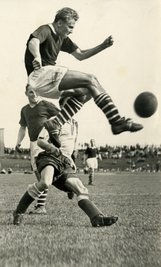  BringfriedMüller † Bringfried Müller † - Bringfried Müller im Spiel der Auer gegen Vasas Budapest. 