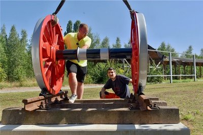Marvin Müller (links) und Michael Resch am Freitag bei der Anlieferung der alten Dampflokachse am früheren Limbacher Bahnhof.