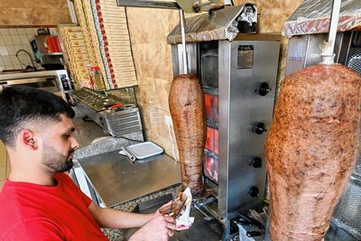 Monsa Ali Slemman schneidet das Fleisch vom Dönerspieß. Das Besondere daran: Es kommt von einem Lieferanten aus Sachsen. Mit diesem arbeitet der Familienbetrieb schon seit 15 Jahren zusammen. 