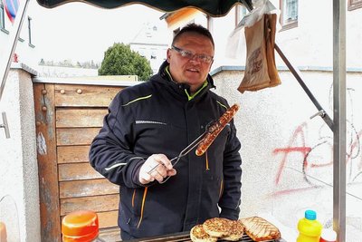 René Keller ist wieder auf dem Werdauer Markt und bietet Gegrilltes und Getränke zu Mittag an. 