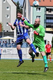 Strittige Szene in der 14. Minute: Andreas Hönig (l.) wird vom Riesaer Torwart Stefan Förster mit der Faust am Kopf getroffen. 