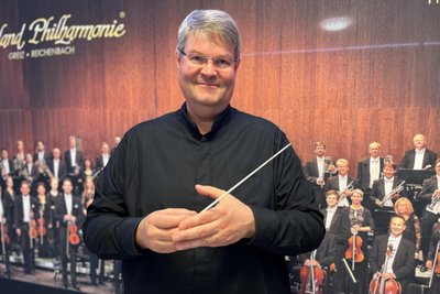 Florian Ludwig, der neue Chefdirigent der Vogtland-Philharmonie Greiz/Reichenbach, gibt am 3. Oktober ab 18 Uhr in der Musikhalle Markneukirchen sein Antrittskonzert.