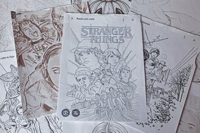 Mit KI generierte Zeichnungen, die Motive von „Stranger Things“ zeigen.